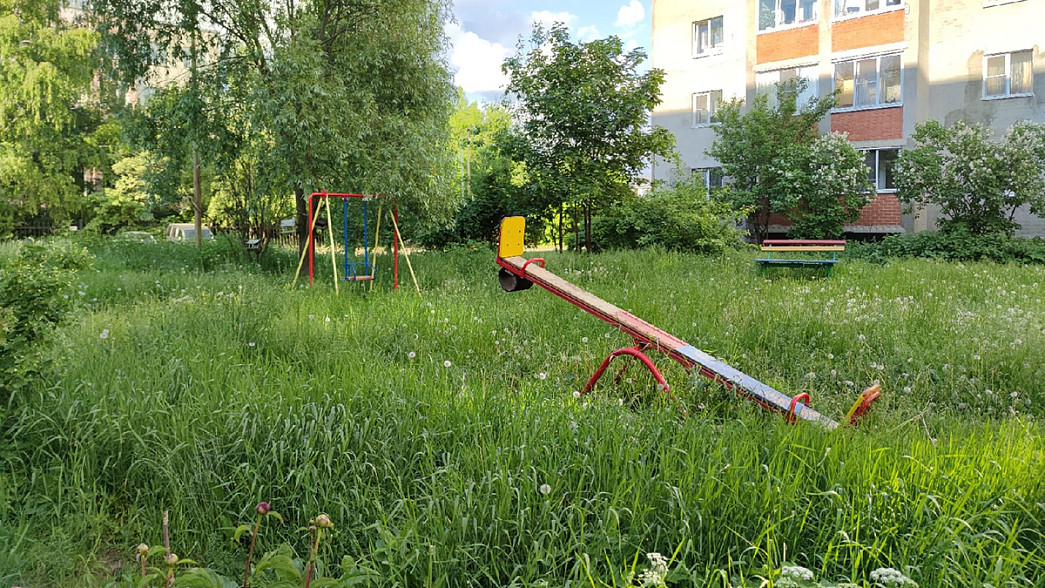 Детские игровые площадки зарастают травой и разваливаются